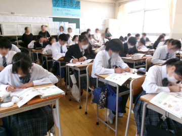2年2組での家庭科の授業の様子