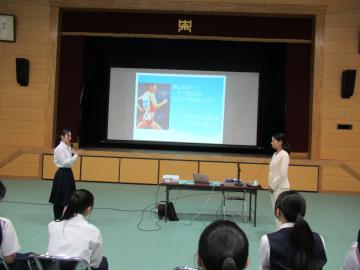 生徒代表がお礼の言葉を伝える様子