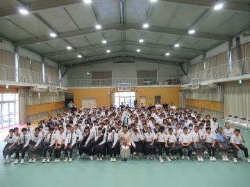 小林さんを囲み撮影した集合写真