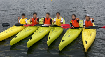 カヌーに乗っての海上での集合写真です。みんな抜群の笑顔です。