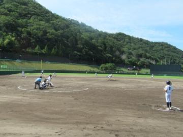 広々とした球場で、懸命にプレーをした野球部の様子