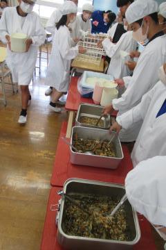 7年生給食当番が給食を盛り付ける準備をしている様子