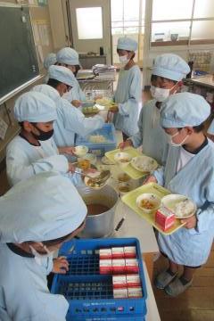 4年生の給食当番が配膳している様子