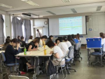 講師の先生の話を聞く保護者の様子