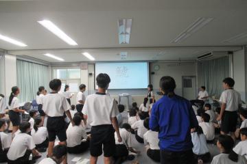 8年生が学年レクで学習ビンゴゲームをしている様子