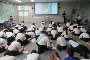 8年生がビンゴカードに25の都道府県名を記入している様子
