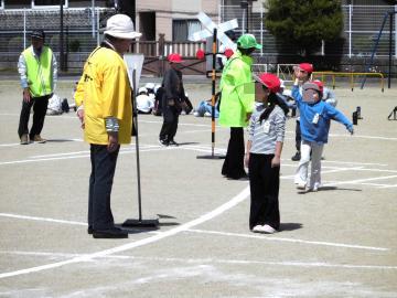 児童が一旦停止して左右を確認してわたる様子。
