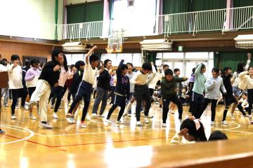 4年生が1年生に見せるために全員で踊っている様子