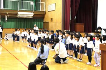 1年生が全児童にお礼を言う様子
