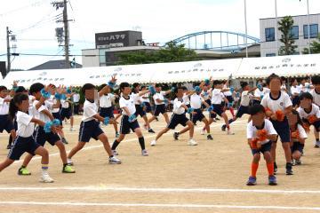 3年生と4年生の児童たちがダンスを踊る様子