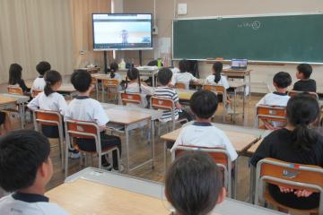 教室で校長先生のお話を集中して聞いている2年生の様子
