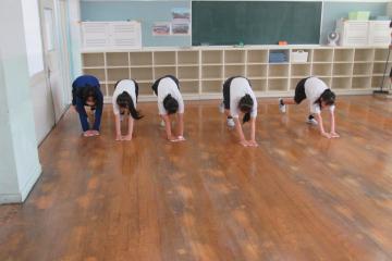 9年生が勢いよく雑巾がけをしている様子