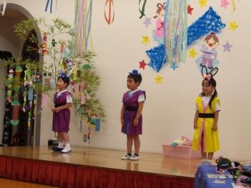 幼児が織姫彦星になりきって演技をする様子