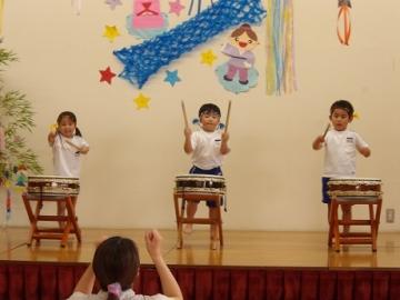 幼児が和太鼓をする様子