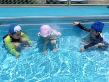 幼児がプールの水の中でブクブクに挑戦する姿