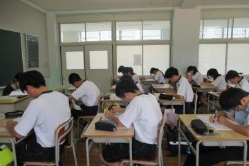 9年生が登校して教室で自習をしている様子