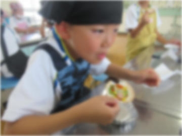 「トマトが嫌いだけど、おいしい！」という子どもたち。