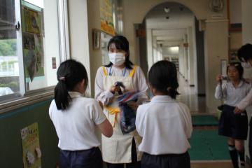 子ども2人がインタビューしている