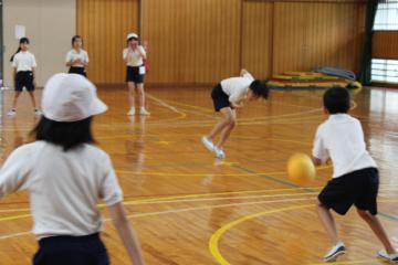 ドッジボールをしている子ども