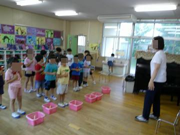 5歳児がメロディーベル奏を練習している様子
