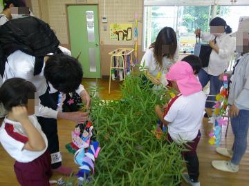 笹に飾りを付けている様子