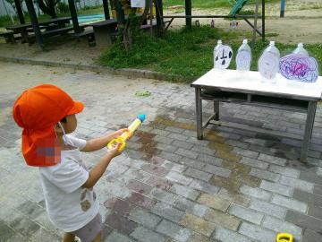 水鉄砲で遊んでいる様子