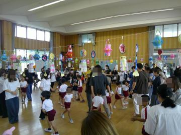 七夕会で親子ダンスを楽しんでいる様子