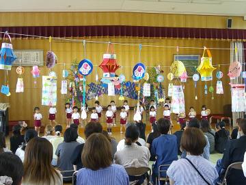 七夕会で歌を保護者の方に披露している様子