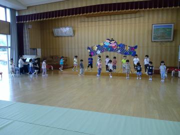 4歳児が遊戯室に入場している様子