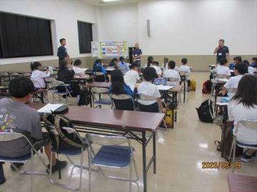 会議室の椅子に座って子どもたちから施設の方に質問をしている