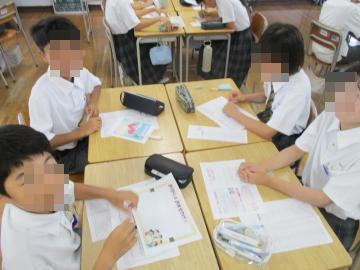 教室で生徒たちが4人一組のグループを作り、ストレス解消法について話し合っています。