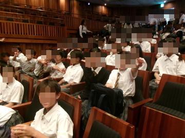 兵庫県立芸術文化センターの座席に生徒が着席し、開演を待っています。