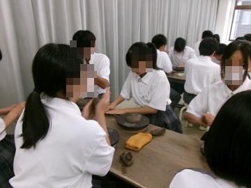 生徒たちが粘土を使ってろくろや手で作陶しています。