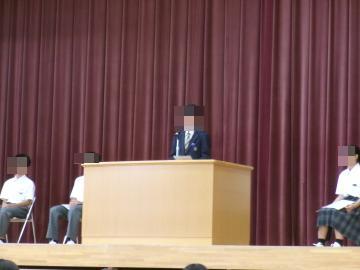 ステージ上で弁士がスピーチをしています。