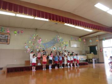 5歳児がベル奏をしている様子