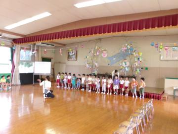 4歳児が楽器遊びをしている様子
