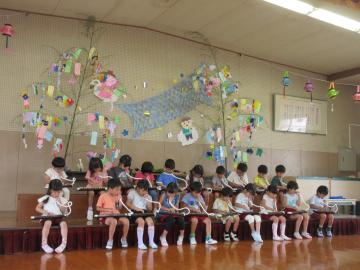 5歳児が鍵盤ハーモニカ湊をしている様子