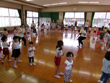 全員でくわがた音頭を踊っている様子