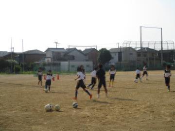 部活動でサッカーの練習をする生徒の様子