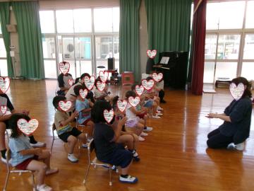 3歳児が音楽遊びでカスタネットをしているところ
