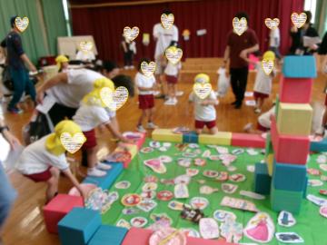 幼稚園で親子がお楽しみ会を楽しんでいるところ