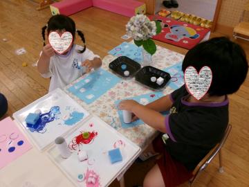 3歳児がスタンプ遊びをしているところ