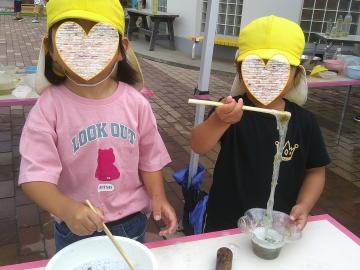 4歳児がゼリーつくりをしているところ