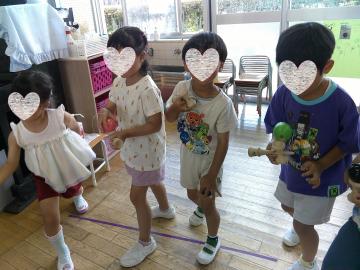 5歳児がけん玉をしているところ