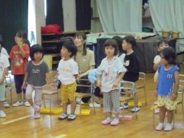 3歳児が初めて七夕会に参加し歌っている様子