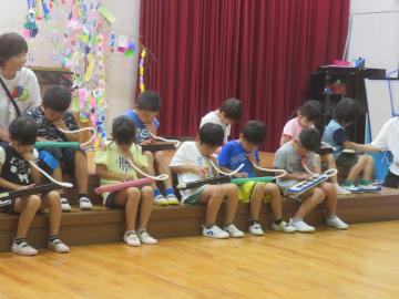 5歳児が鍵盤ハーモニカを吹いているところ