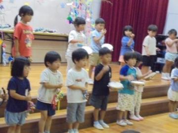 4歳児が音楽に合わせて楽器遊びをしている様子