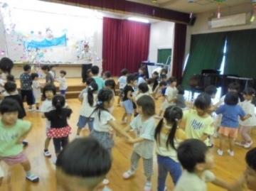 全園児でダンスをしている様子