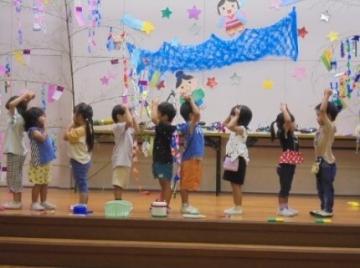 3歳児が舞台で手遊びをしている様子