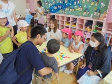 親子でお店の受付をしている様子